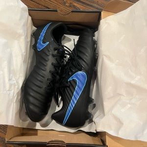 Nike Mens Soccer cleats for Artificial Grass